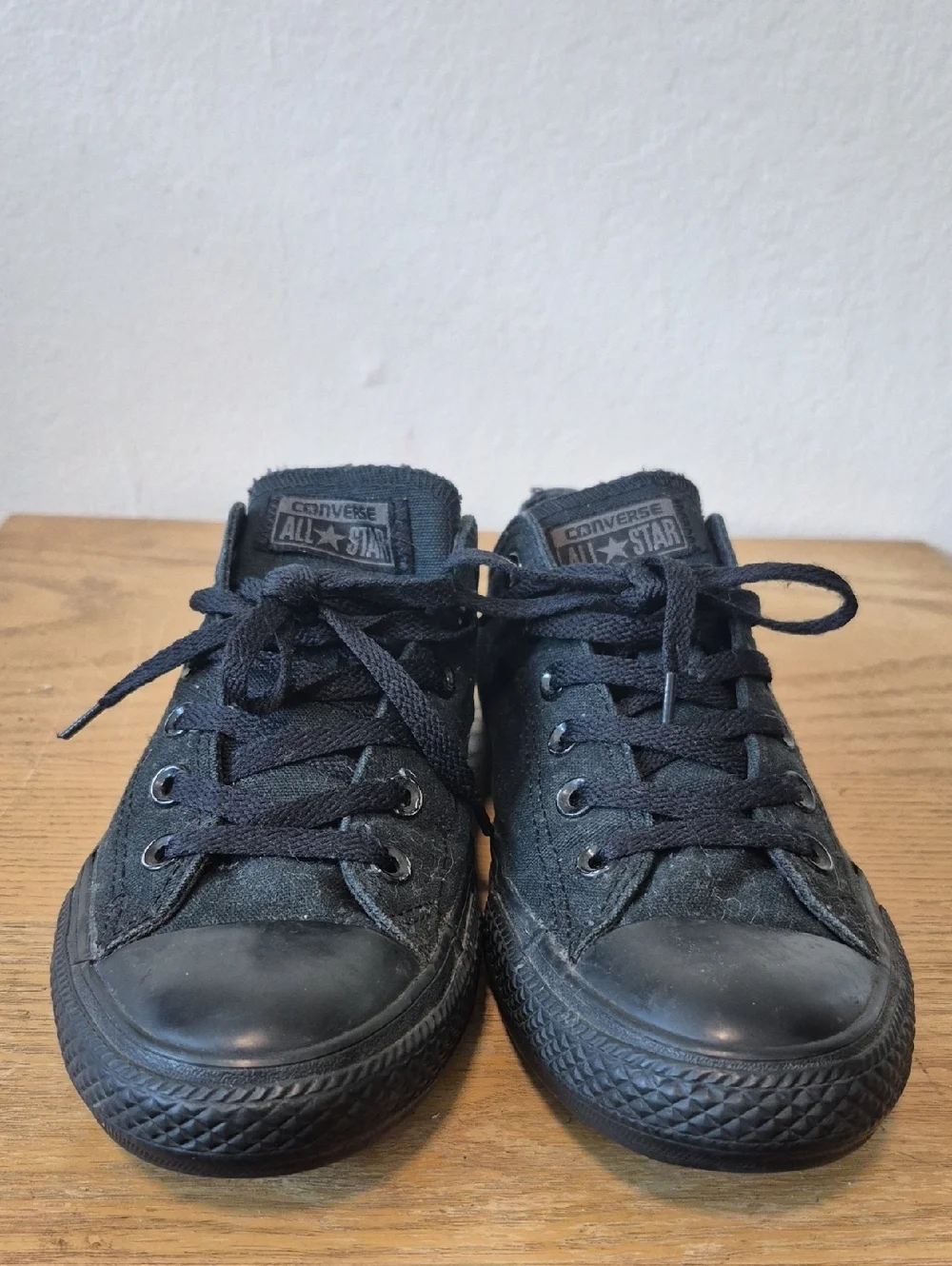 Chuck Taylor Low Top Converse All Black Sz 8M/10W. UNISEX
